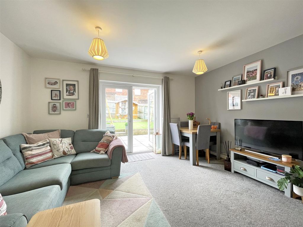 Property photo 2 of 16 Wordsworth Road 30 - Lounge.Jpg