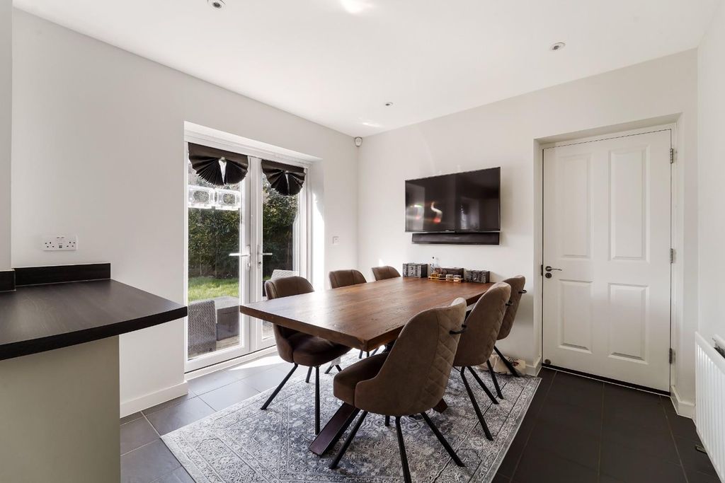 Property photo 3 of 18 Preston Manor Road (10).Jpg