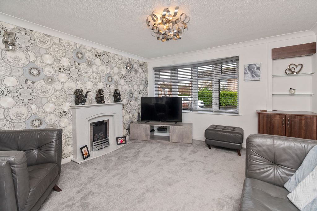 Property photo 2 of 32