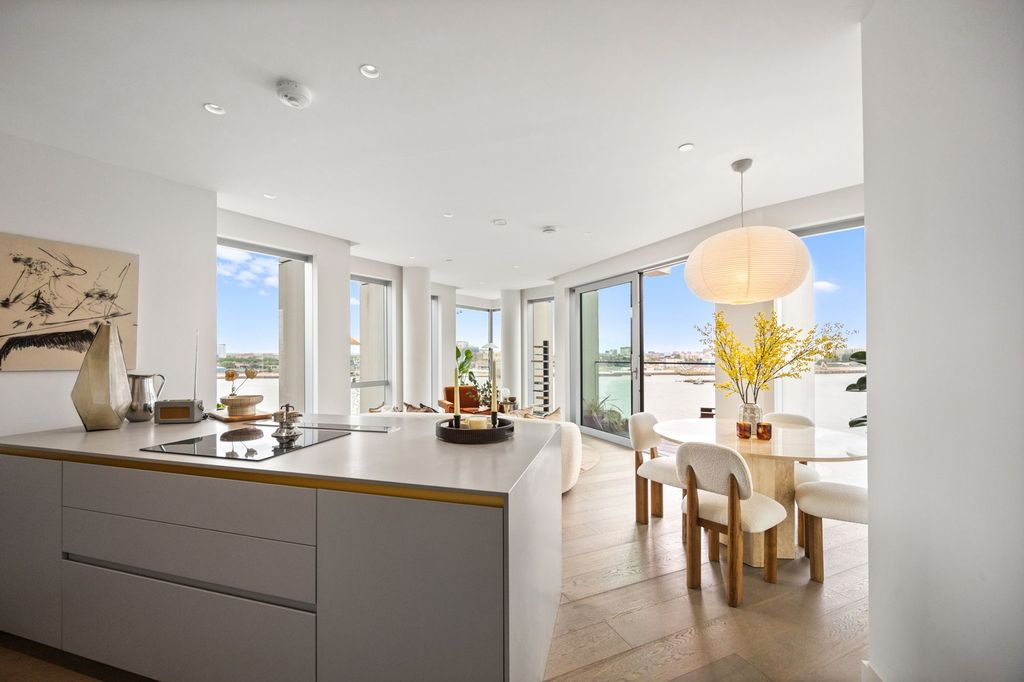 Property photo 2 of 40