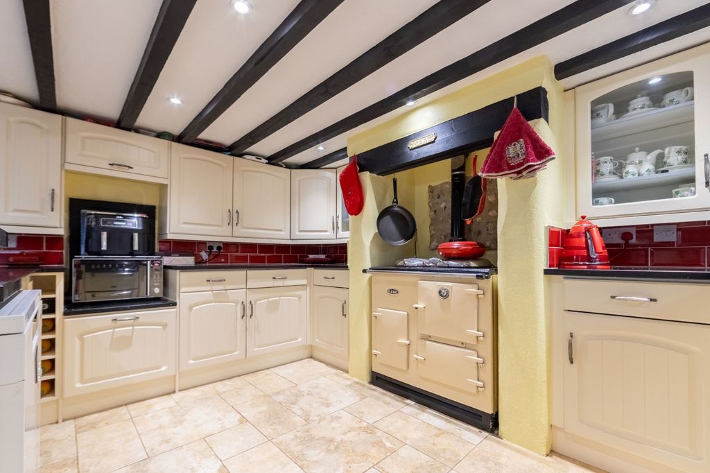 Property photo 3 of 16 Picture 3