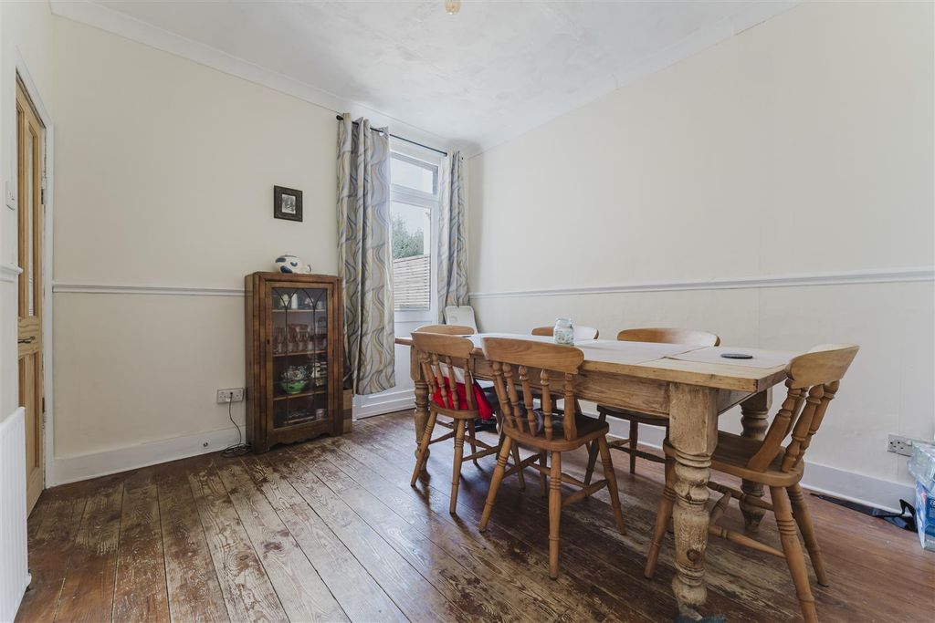 Property photo 3 of 13 234 Greenford Ave Dining.Jpg