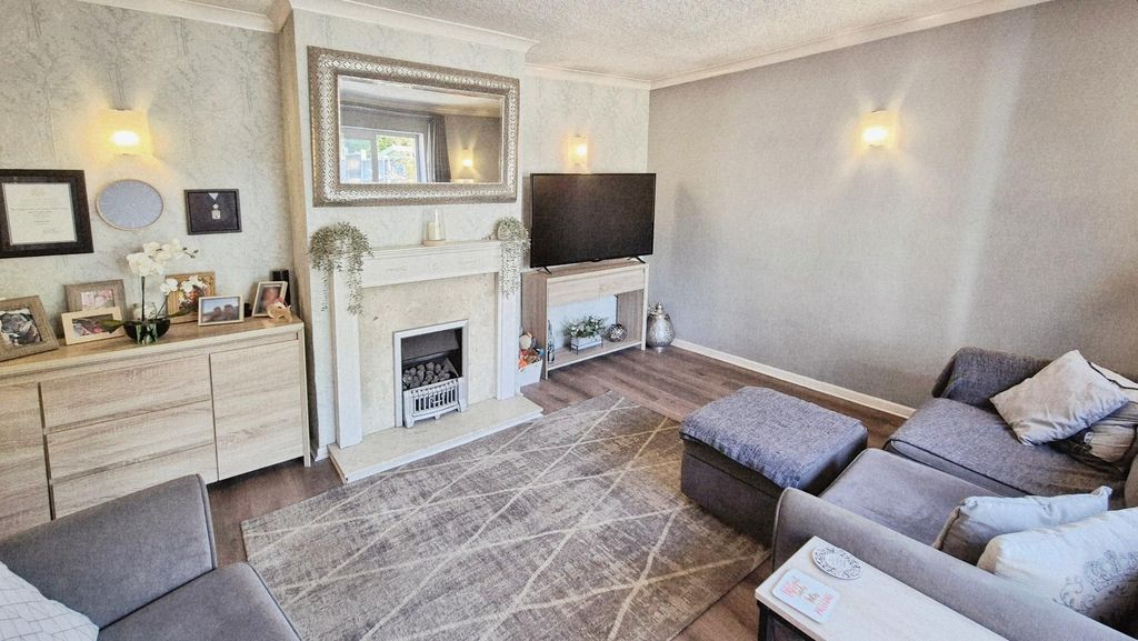 Property photo 3 of 18 Lounge