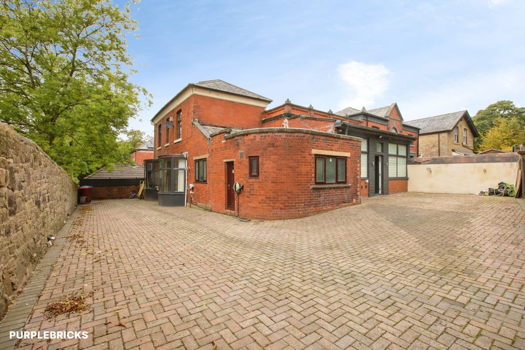 Property photo 1 of 28