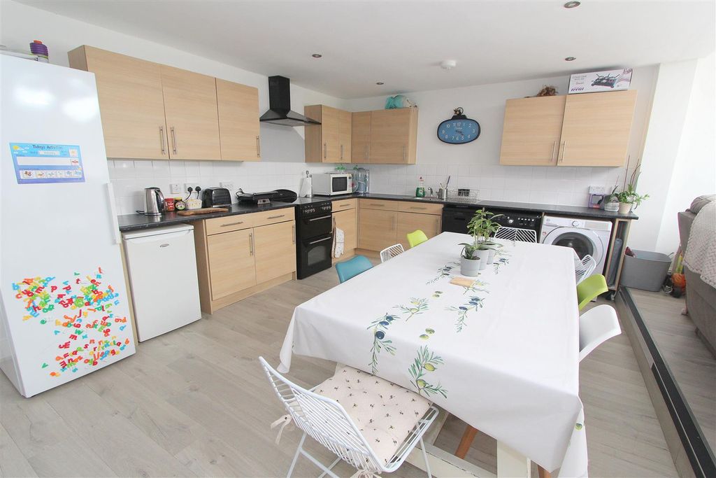Property photo 3 of 18 Kit B.Jpg
