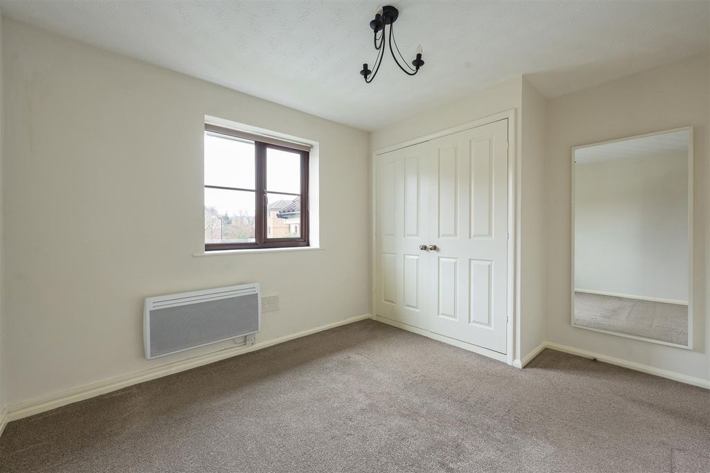 Property photo 3 of 12 Beaufort Close E4