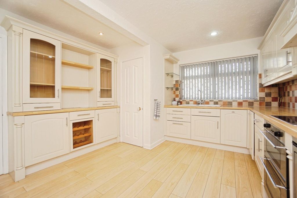 Property photo 3 of 33 Kitchen