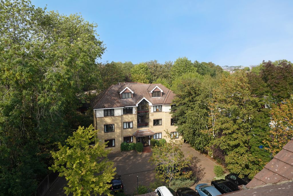 Property photo 3 of 15 02-c88987266-Gp-Usl-12 Burlington Gate (3 Of 50).Jpg