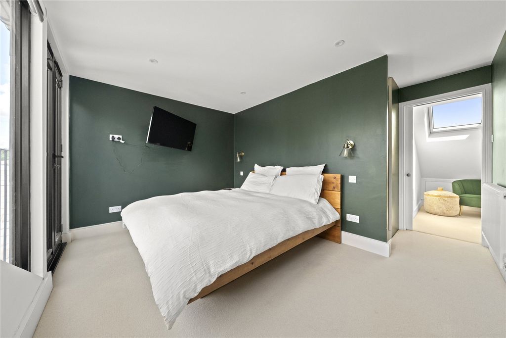 Property photo 3 of 18 Bedroom
