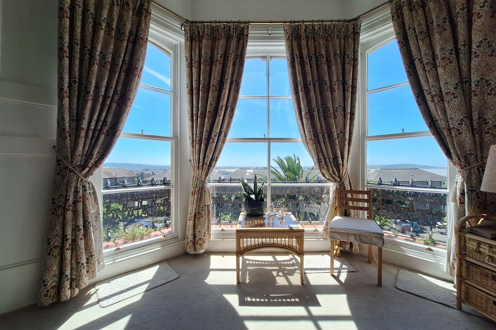 Property photo 3 of 21 Bay Window