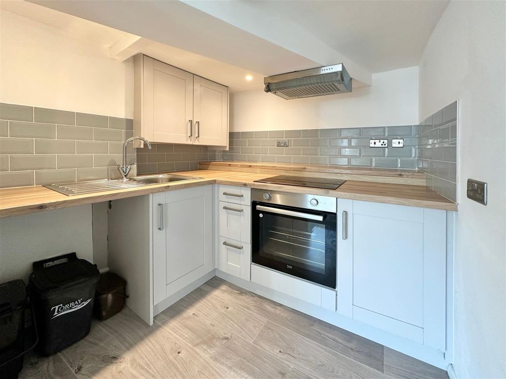 Property photo 3 of 10 Kitchen.Jpg