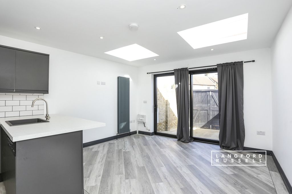 Property photo 3 of 10 Reception/Kitchen