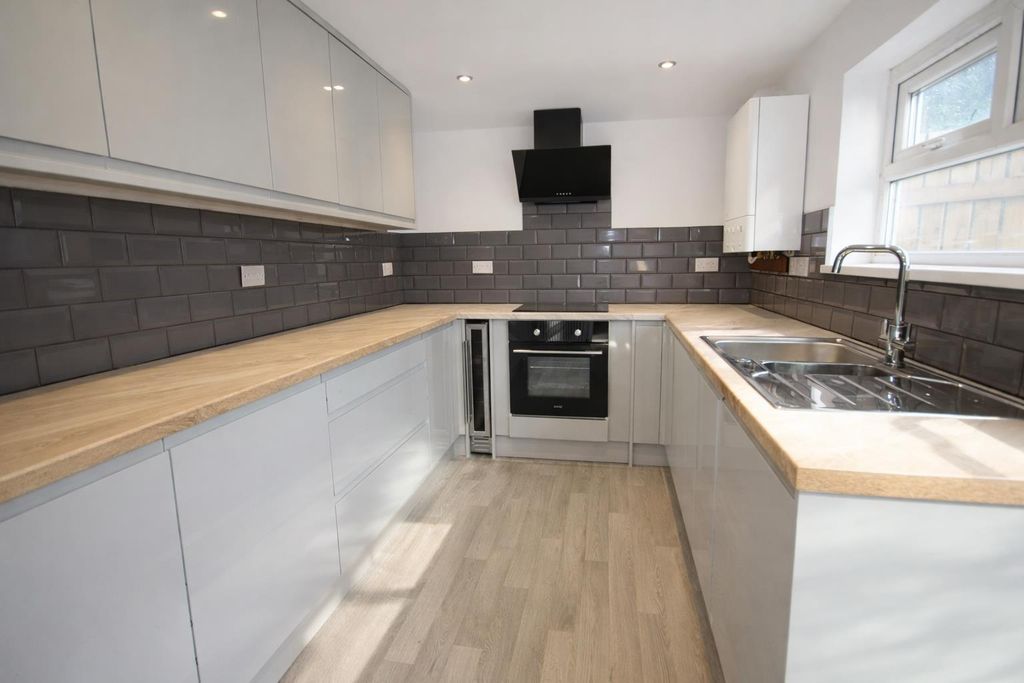 Property photo 2 of 10 Kitchen