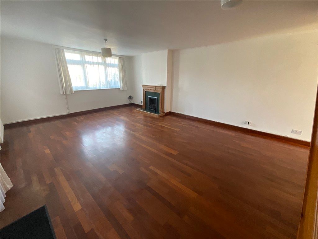 Property photo 2 of 11 Lounge