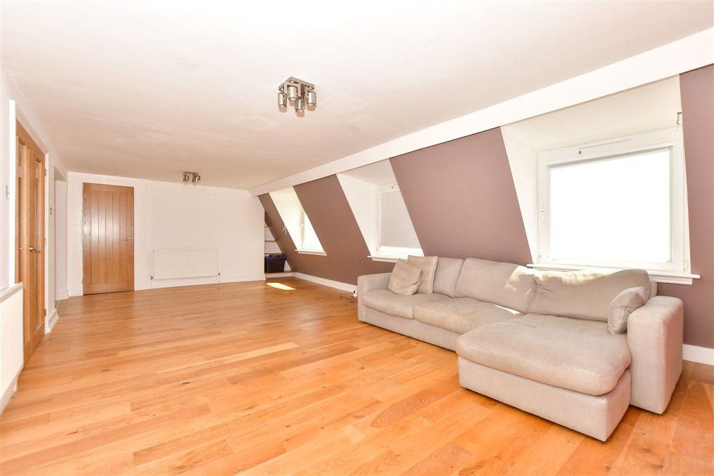 Property photo 3 of 15 Lounge