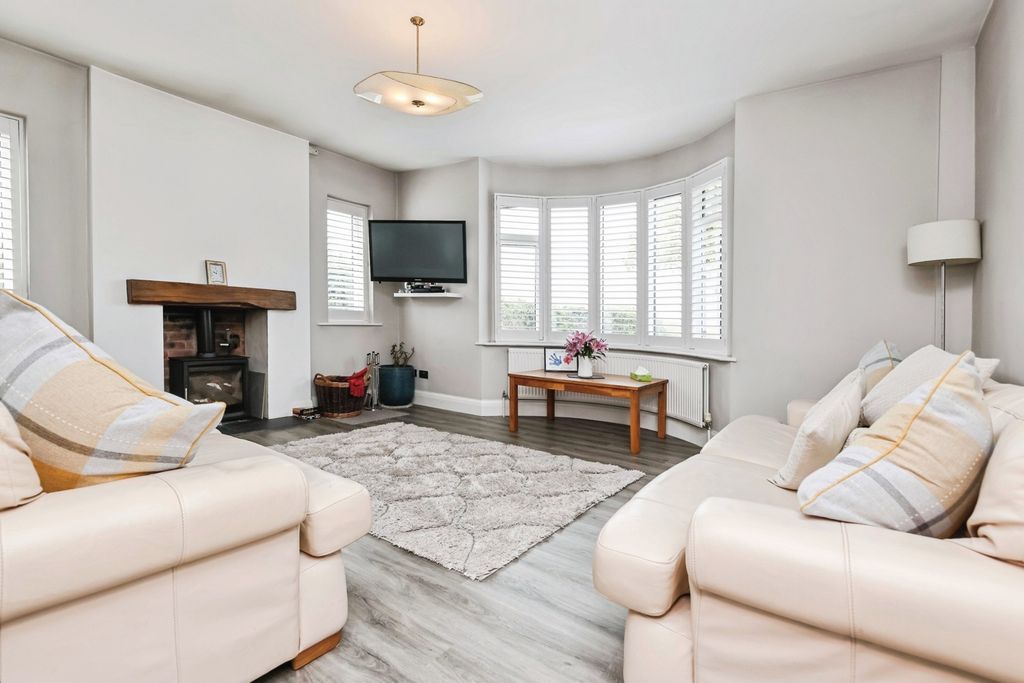 Property photo 3 of 20 Lounge