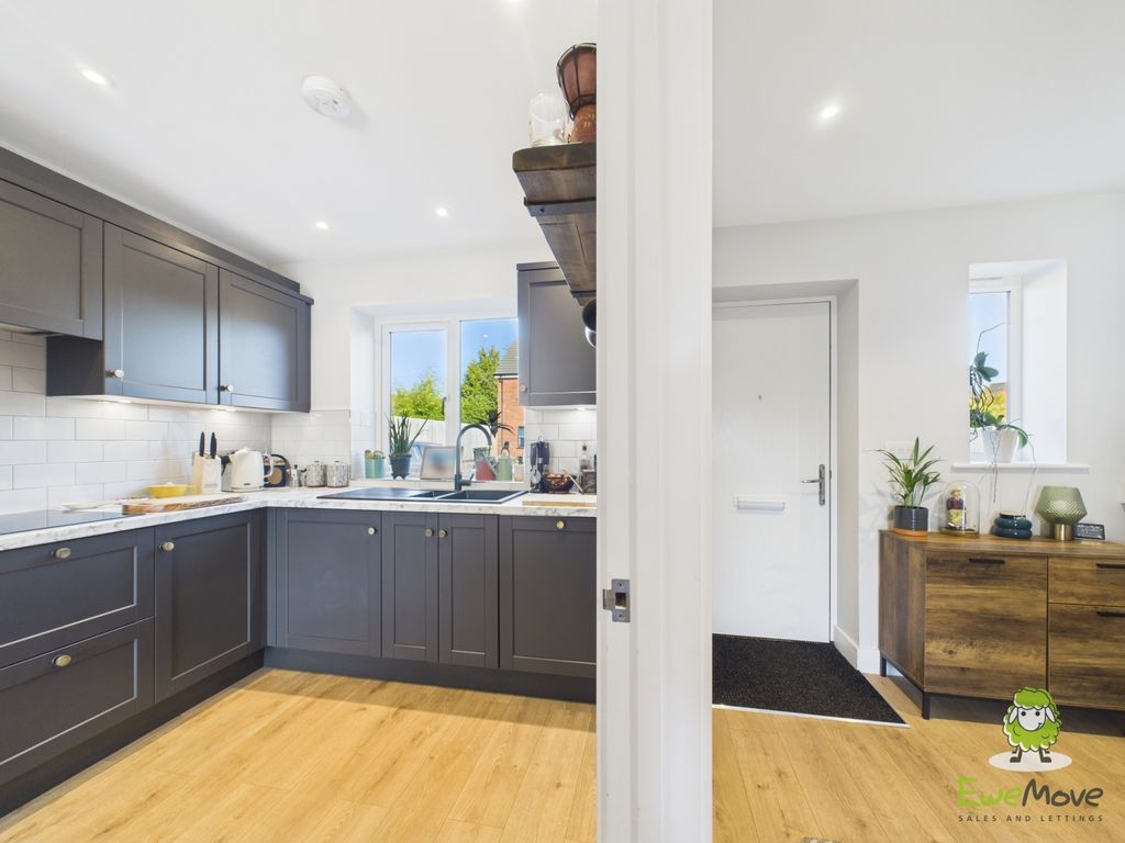 Property photo 3 of 23 Ewemove Basingstoke Estate Agents - Wells Court -