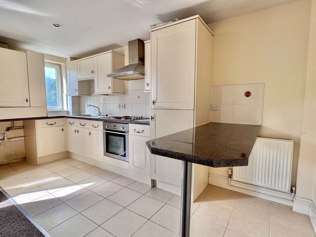 Property photo 3 of 10 Kitchen