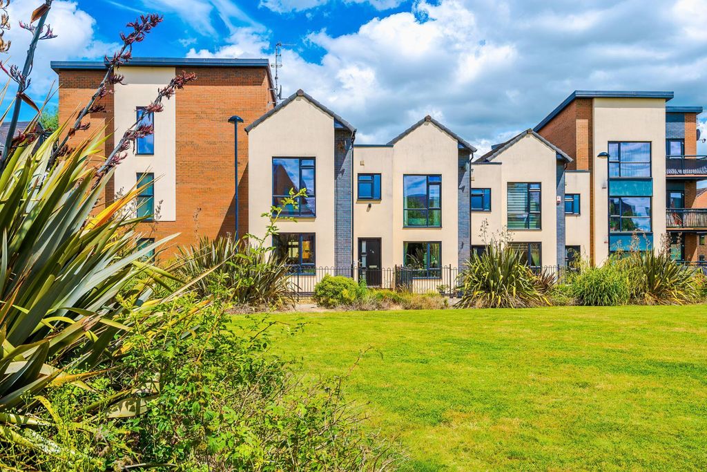 Property photo 1 of 17 11 Ivory Close - Truestays Stoke-On-Trent (50)