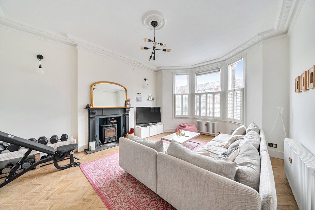 Property photo 3 of 25 Lounge