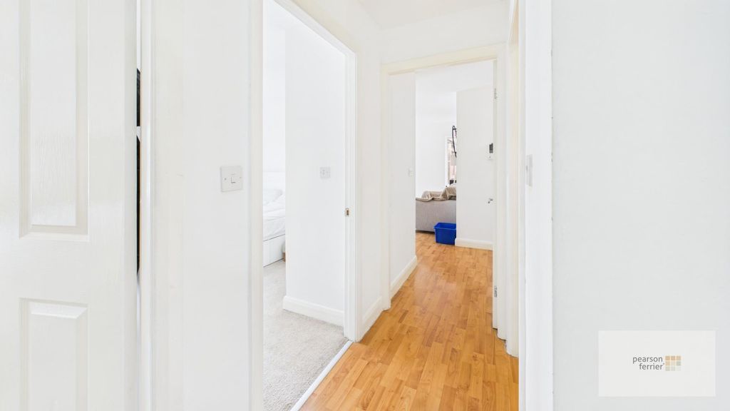 Property photo 2 of 9 Entrance Hall