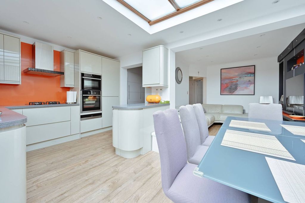 Property photo 3 of 27