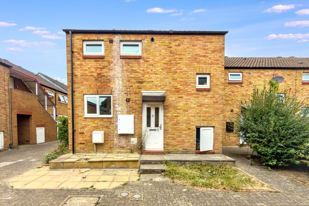 Property photo 1 of 13 11 Swale Path, Bedford, Bedfordshire, Mk41 7Xs