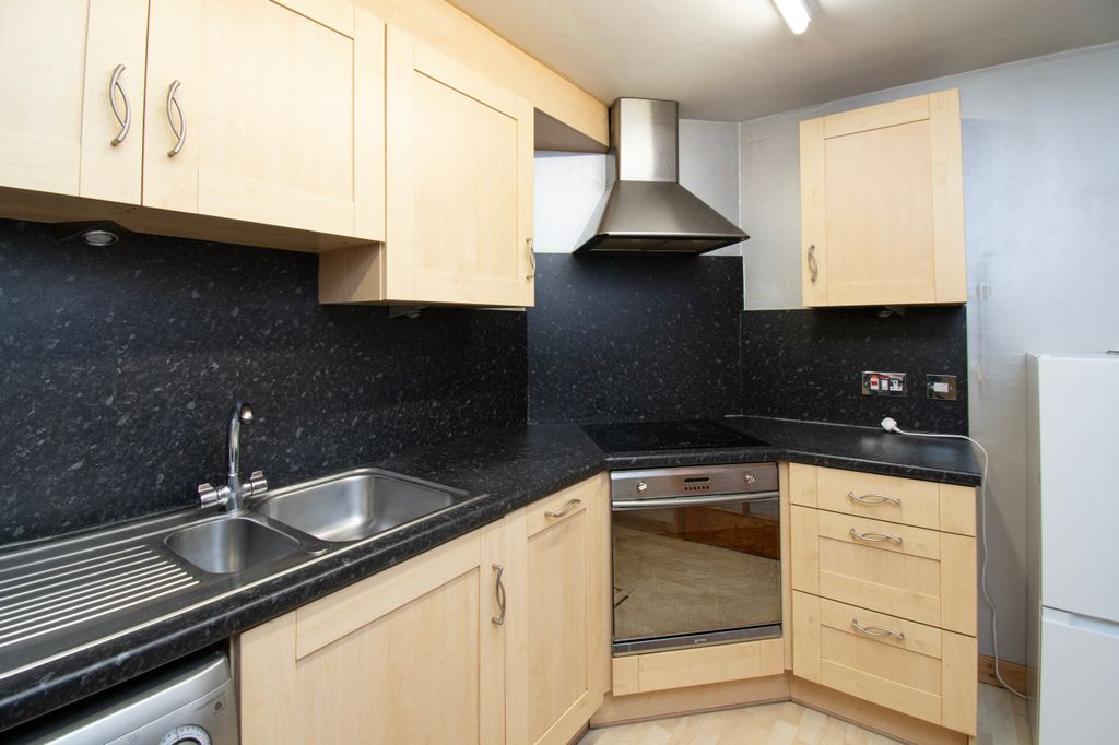 Property photo 3 of 17 Kitchen