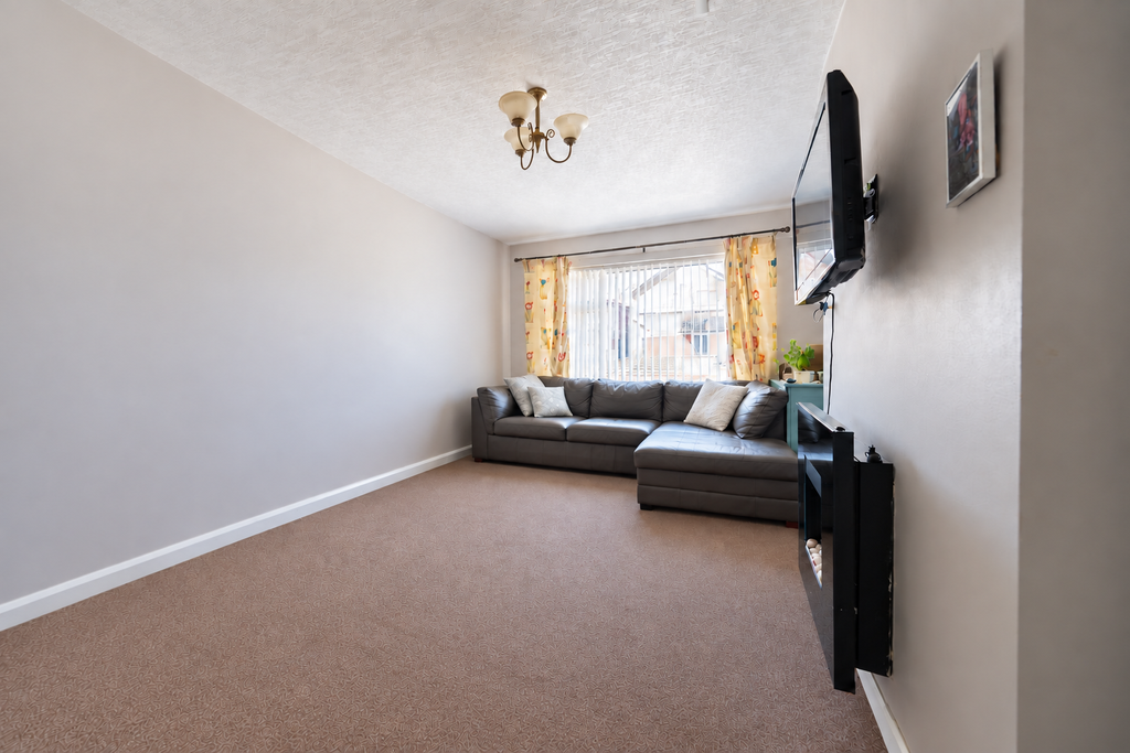 Property photo 2 of 10 .