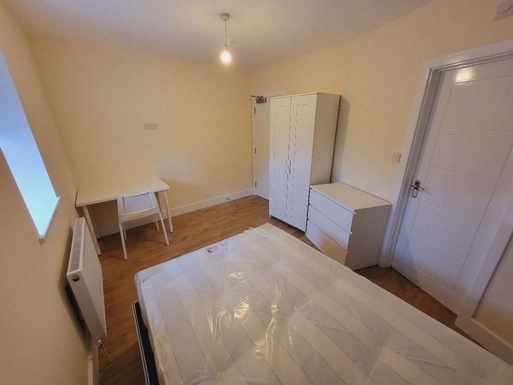 Property photo 1 of 15 This Inviting Double Bedroom Features Modern Furni...