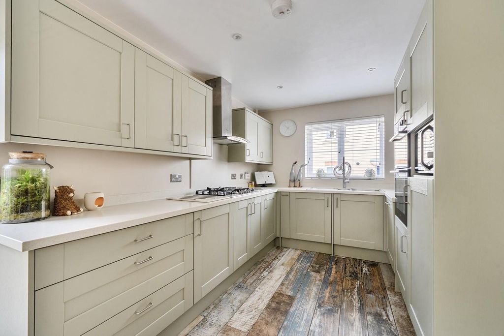 Property photo 3 of 12 Kitchen