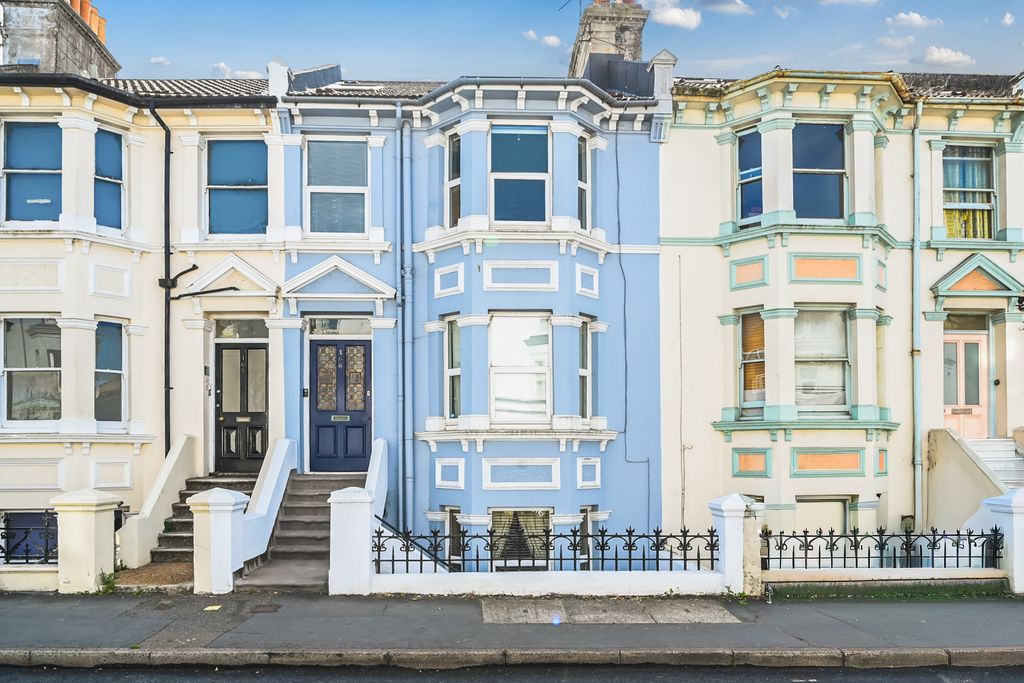 Property photo 1 of 32