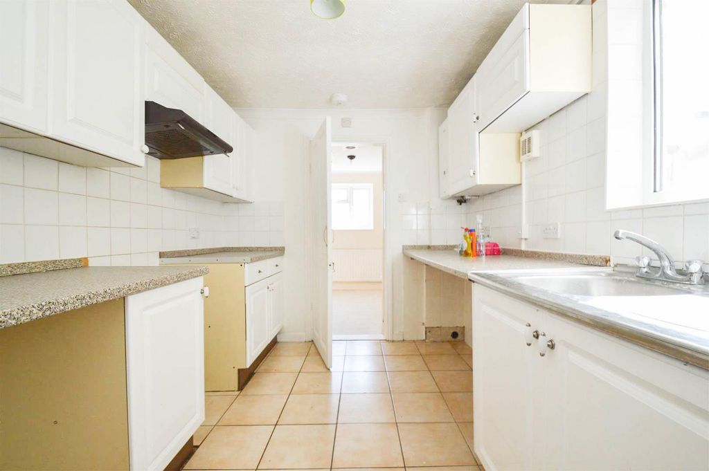 Property photo 2 of 6 Kitchen