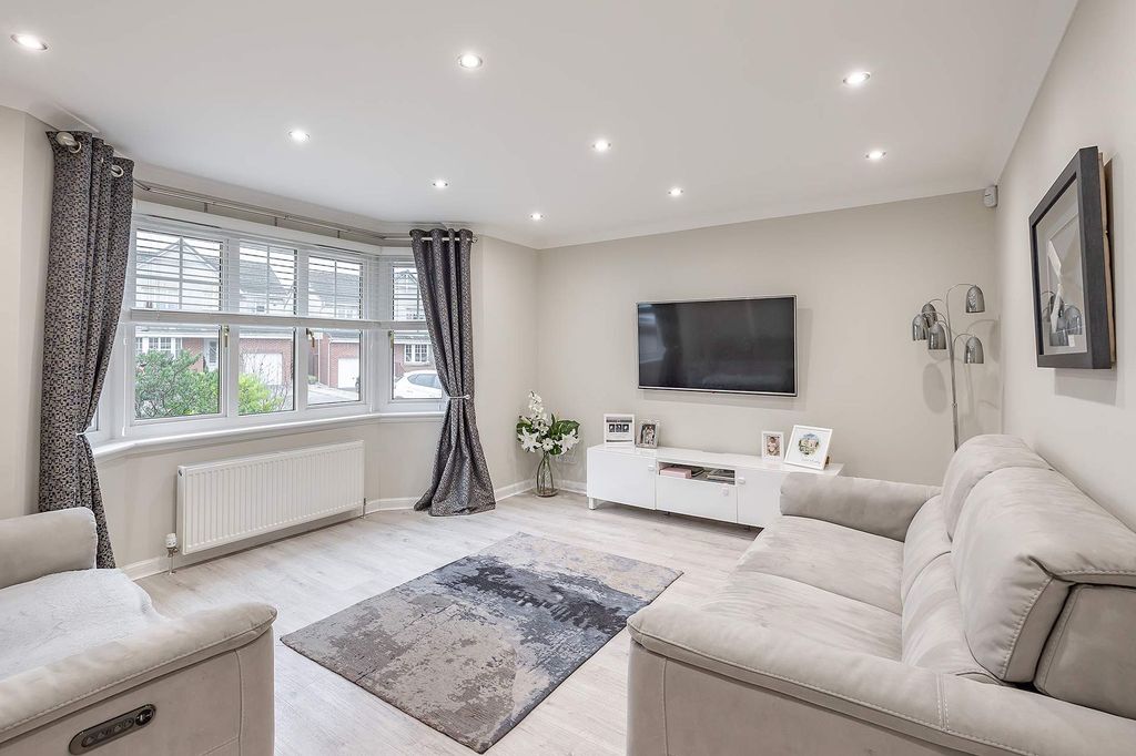 Property photo 3 of 28 Lounge