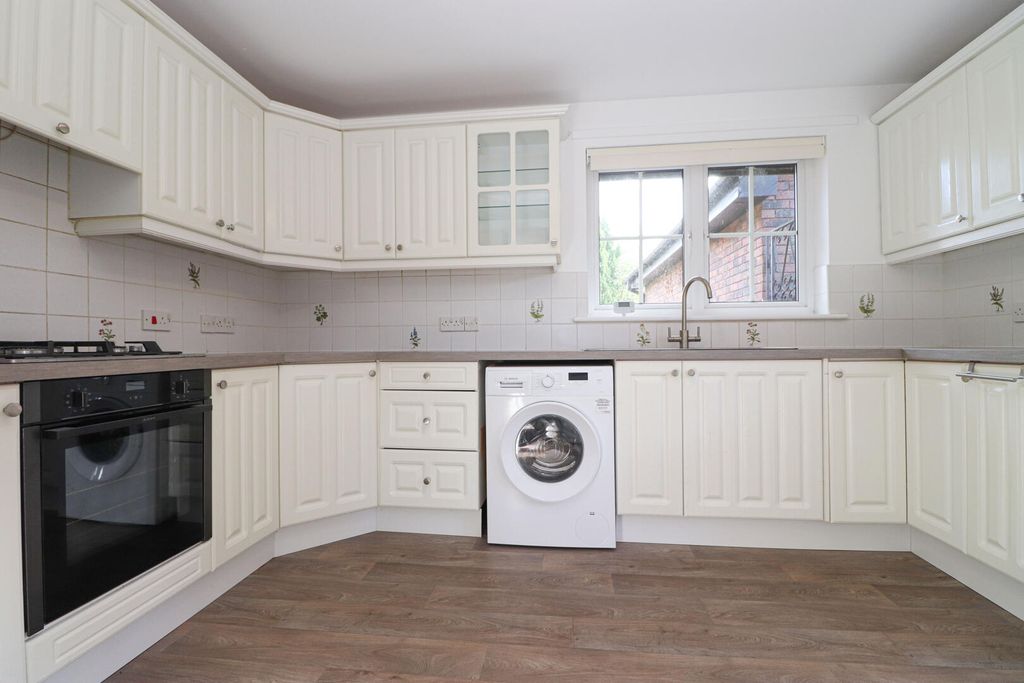 Property photo 3 of 17 Kitchen
