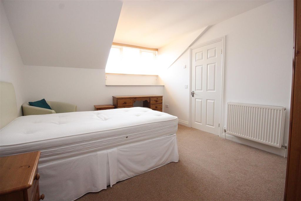 Property photo 3 of 10 Bedroom