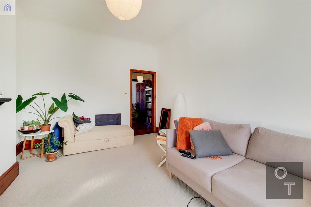 Property photo 3 of 6 Reception