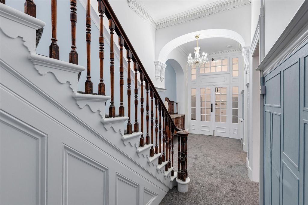Property photo 2 of 30 Entrance Hall