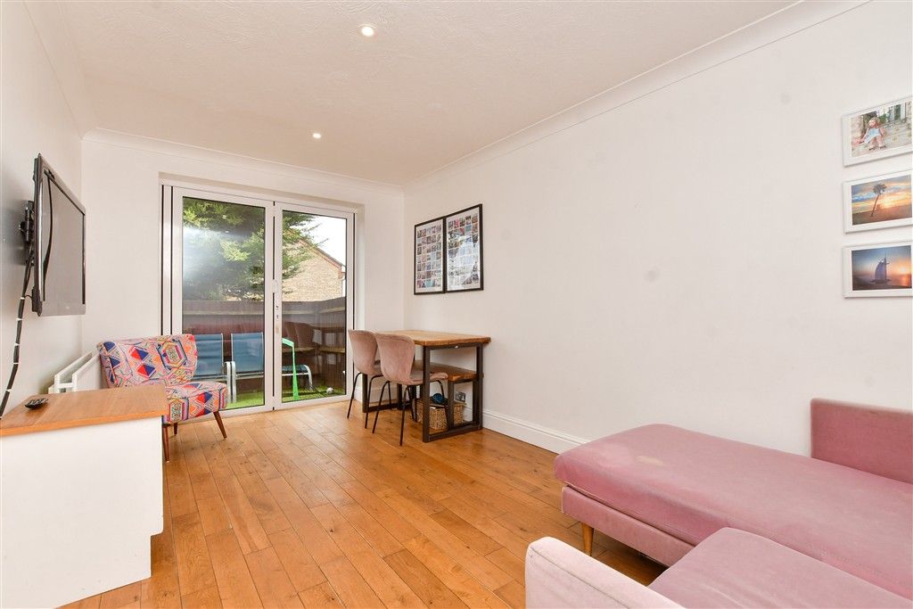 Property photo 2 of 15 Lounge