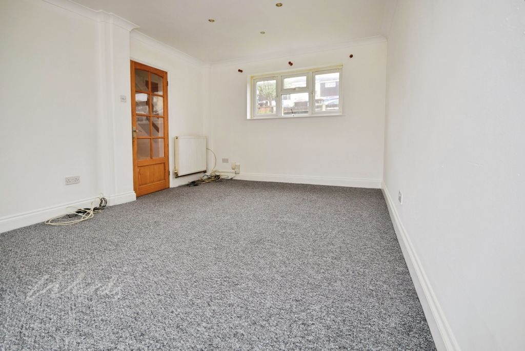 Property photo 3 of 12 Shacklton Lounge