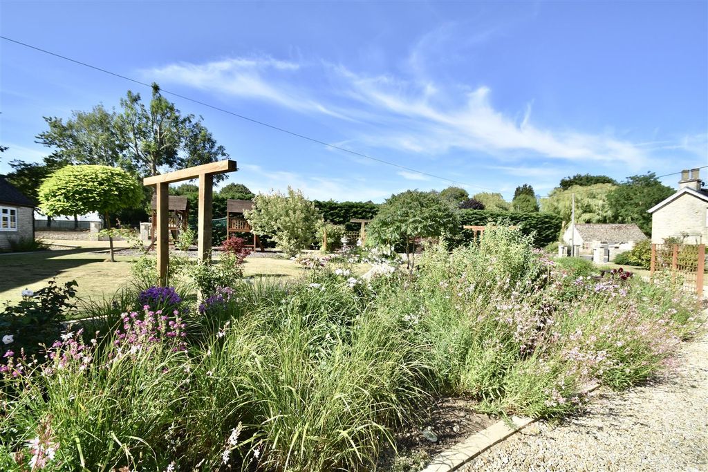 Property photo 2 of 30 Beautifully Landscaped