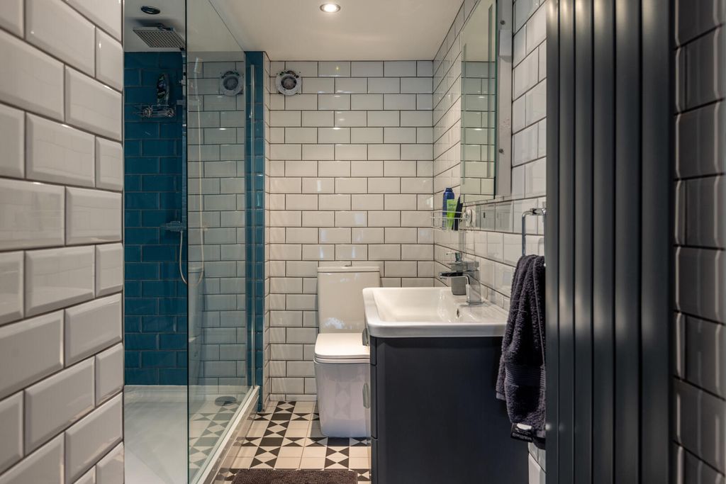Property photo 3 of 11 Bathroom
