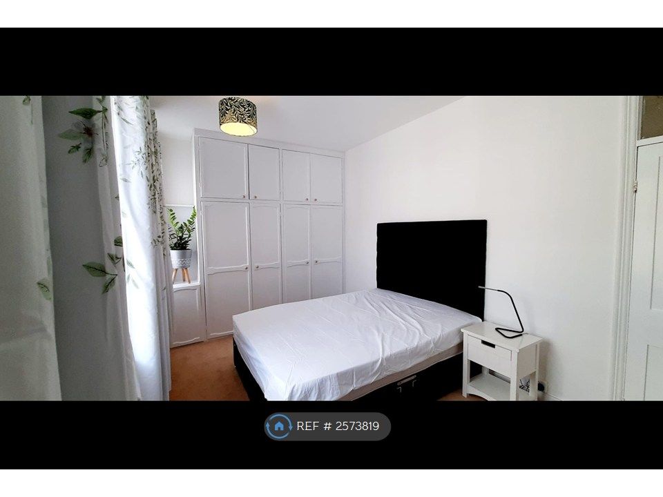 Property photo 1 of 8 Green Bedroom 1