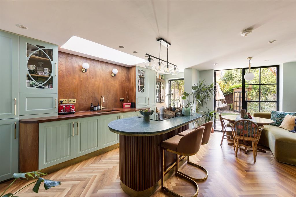 Property photo 3 of 39 Havant Road, E17