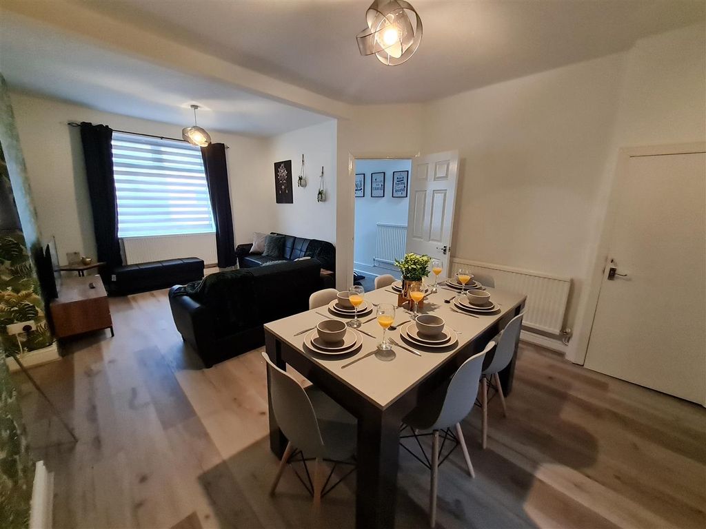 Property photo 1 of 14 Lounge / Diner