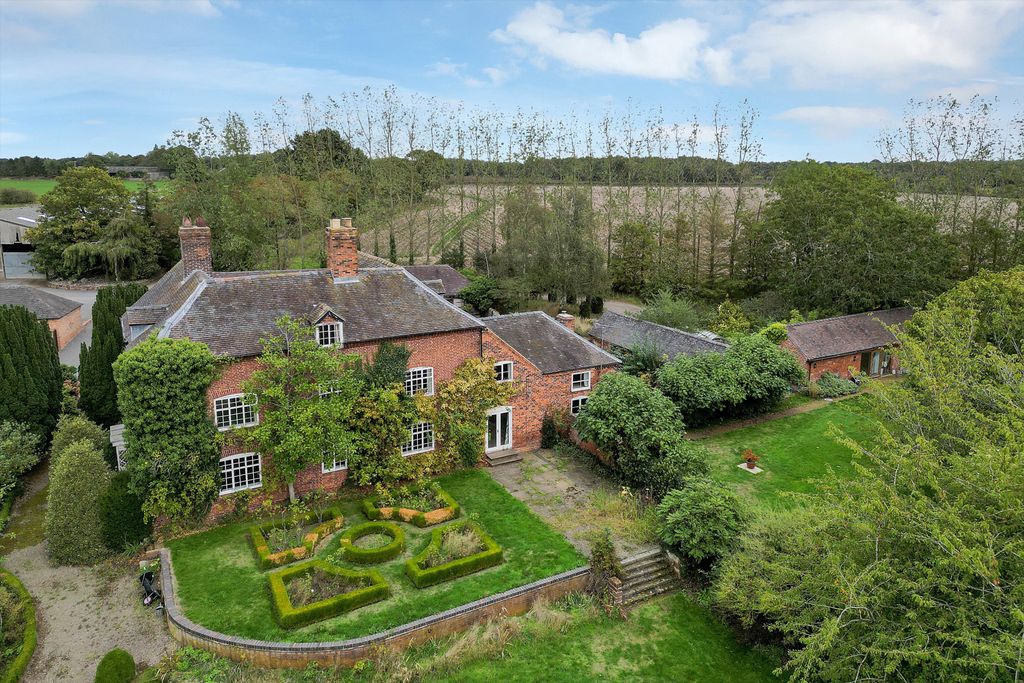 Property photo 1 of 27 Dodecote Grange
