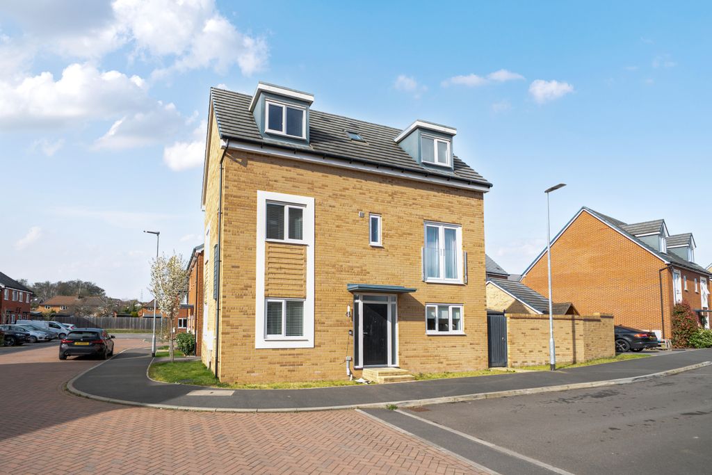 Property photo 1 of 23 .