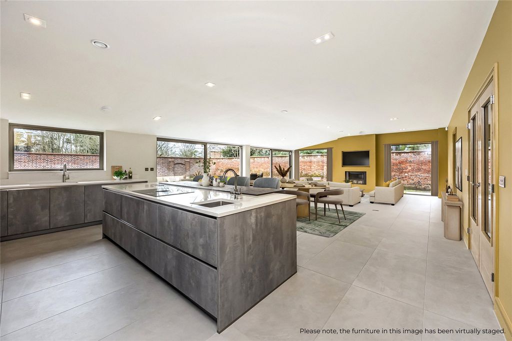 Property photo 3 of 19 Kitchen