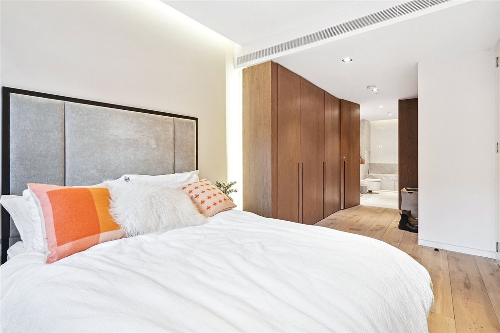 Property photo 3 of 11 Nassau Street