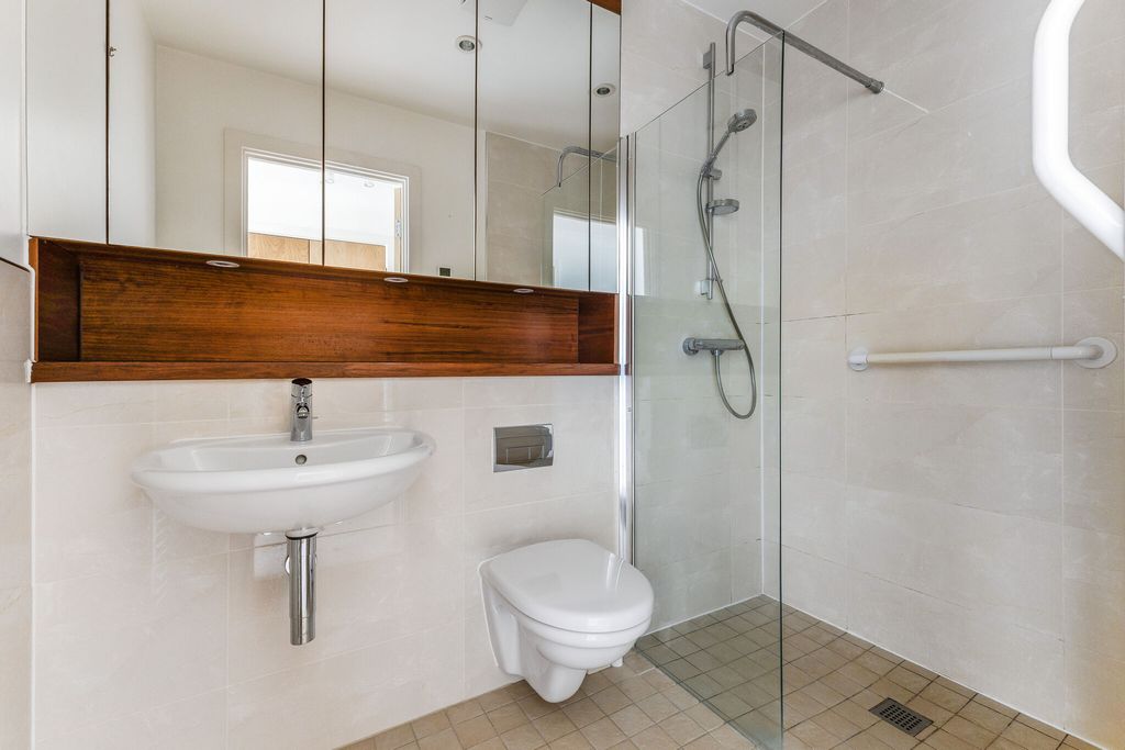 Additional image 4 of 3 bed flat for saleTudor Court, Liphook GU30